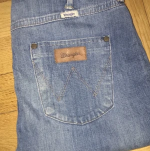 WRANGLER JEANS / storlek 28/34 - Wrangler jeans storlek 28/34, sparsamt använda. Säljes pga av att dom är för små. 150 riksdaler tack!