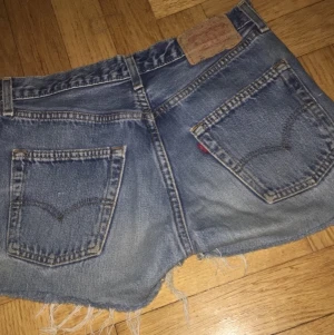 LEVIS SHORTS / storlek XS/S - Säljer ytterligare ett par Levis shorts som är för små tyvärr. 100 riksdaler tack!