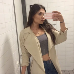 Lång beige kappa  - Lång ljus beige kappa som på mig är ner till knäna/smalbenet som är 160cm, älskar färgen!! Tyvärr nt kommit till så mkt användning då jag tkr den är för lång för mig o säljes nu för den bara blivit liggandes då jag köpt nya, 2 år gammal och slutsåld. Från BiKBoK nypris 600kr! Finns även 2 svarta stains från en smutsig bänk som ej gått bort men dom märks knappt om man nt nämner det, färgen skiftar i lampljuset men bild 2 är hur den ser ut i dagsljus. Strl XS men väldigt stor o lång så passar även S/M. Dma för mer bilder samt bilder på fläckarna.