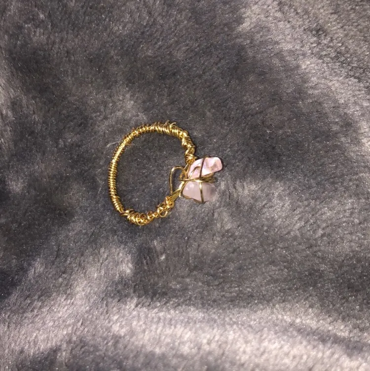 Säljer lite ringar som jag gjort själv, ringen är gjord av guldig ståltråd och en rosa kristall. Säljer denna ring för 20 kr+ 11 kr i frakt. DMa mig vid intresse! . Accessoarer.