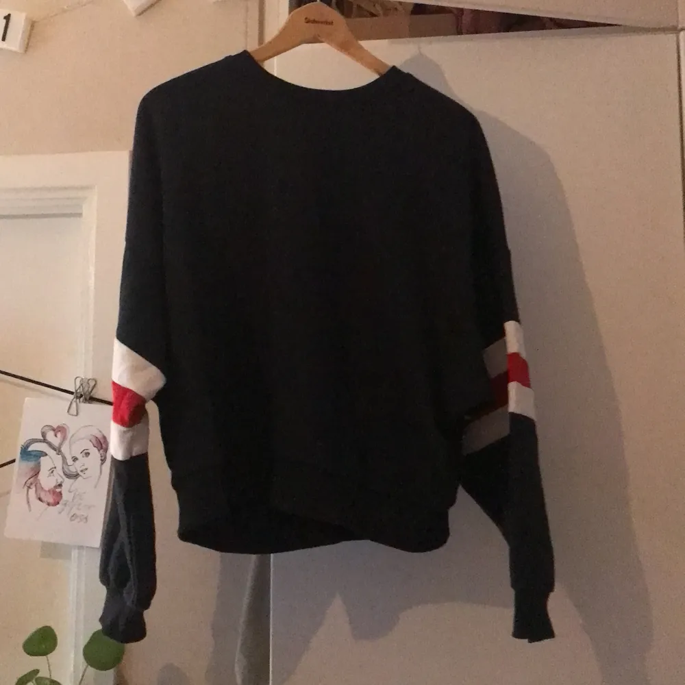 En tröja från hm i storlek L, kan hämtas i Stockholm eller fraktas!. Hoodies.