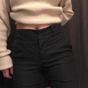 Zara kostymbyxor  - Mörkgrå kostymbyxor från zara i gott skick. Är aningen små för mig och därav säljer jag dem nu. Väldigt fina upptill och sitter lite lösare längre ner. 