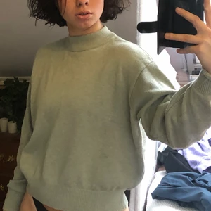 Grön stickad tröja - En super unik och fin grön färg på en stickad tröja med lite polo krage! Jätte mysigt material som ej sticks! Den är lite croppad aktig eftersom den går in lite i midjan(;