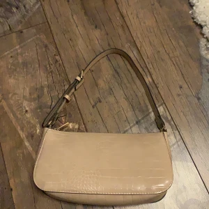 Beige baguett väska   - En vanlig baguett väska ifrån Lindex ordpris 299 kr, den är stor och rymlig för att vara en baguett väska, buda!! Köparen står för frakten 