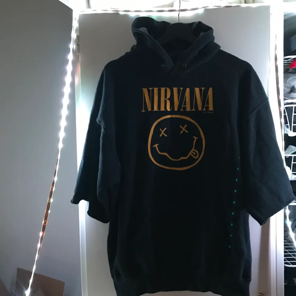 Nirvana hoodie med korta ärmar, utan snören! Köpt cirka 2 år sedan men fint skick! Köparen står för frakt och som sagt meddela om ni har frågor! Pris går och diskuteras!. Hoodies.