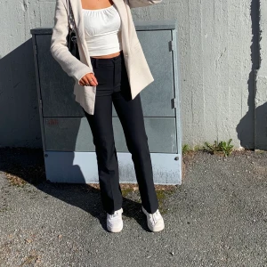 Kostymbyxor  - Säljer dessa kostymbyxor som är i nyskick och sååå snygga och trendiga😍