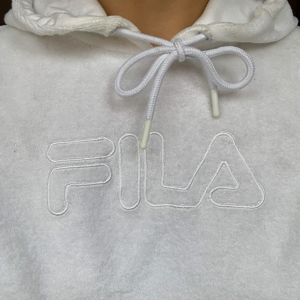 Croppad hoodie från Fila i frottématerial. Sparsamt använd så i fint skick! +66kr frakt. Hoodies.