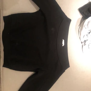 Off shoulder tjocktröja💕🤩 - Säljer en jättefin off shoulder sweatshirt. Den är i stl S men skulle säga att den passar xs-M💕 säljer då den inte kommer till användning längre💕💕 köp för 120 så ingår frakten💕💕