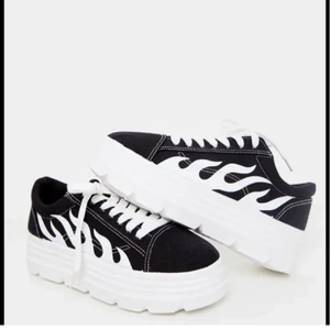Skor - As coola sneakers med flames på sidan, helt nya från prettylittlethings kom i veckan men tyvärr försmå strl 38😊 frakt tillkommer på 65kr