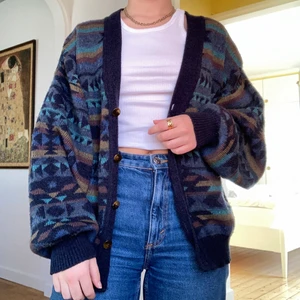 Stickad cardigan - Superfin vintage stickad cardigan i snyggt mönster! Stängs med knappar och har en djup och avslappnad v-ringad form när den stängs. Jättefin med skjorta eller linne under. Jag passar i S och är 160 cm lång och den sitter snyggt oversized på mig. Buda i kommentarerna, startbud: 300kr (köparen står för frakt) AVSLUTAR BUDNING KL 16:00 TISDAG 3/11 !!! Högsta bud just nu: 390kr