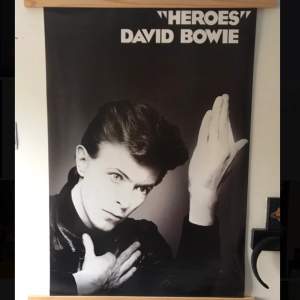 Säljer en stor David Bowie poster. Vet inte exakta måtten men de e väldigt stor. Möts helst upp i Stockholm för den men kan självklart frakta också! 