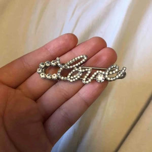  - ”LOVE” pin med stor säkerhetsnål. 25 SEK, ingen frakt för köparen tillkommer.