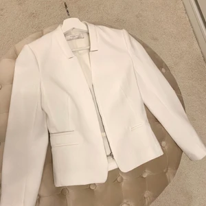 Vit kavaj från Zara/ storlek S - Helt ny vit kavaj från Zara. Storlek small. Med dragkedja i silver och fint mönster. Vid köp av flera saker kan jag bjuda på frakt!