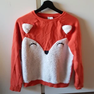 Söt tröja  - Söt sweatshirt med broderar ansikte och fluffiga öron och mage. I bra skick men kommer ej till användning.