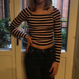 Randig långärmad tröja  - En oanvänd randig långärmad tröja från Monki i storlek S. Kan mötas upp i Malmö. 