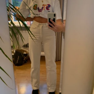 Weekday jeans - Dom perfekta krämvita/beiga raka jeansen. Jeansen är från Weekday och är i modellen ”rowe”. Älskar dessa men de är tyvärr något små för mig :( Storlek W25 L32 och är lagom i längden för mig som är ca 168. Köpta i sommras för 500kr. Budet ligger på 350kr