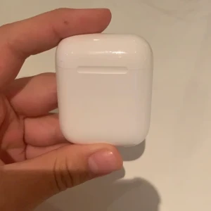 Tomt Airpodsskal - Lägger ut igen🙌🏼 Säljer ett tomt AirPods skal för er som kanske har kvar airpodsen men tappat bort själva skalet🤣Bra skick!!! 