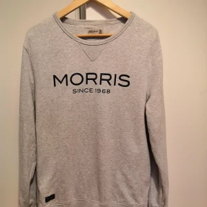 Morris Sweatshirt Grå - Storlek M                                                                    Sweatshirt från Morris i bomull. Tröjan har en rund hals och normal passform. Ärmsluten och nederkanten är ribbade. Originalpris: 999,00kr