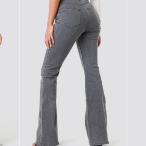 Jeans  - Säljer mina snygga gråa bootcut Jeans i väldigt fint skick