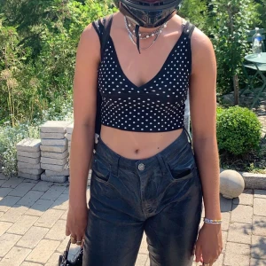 Trendigt stickat linne - Trendigt oxh slutsålt stickat linne från zara, funkar på sommaren men även vintern under en tröja eller med en kofta, storlek S