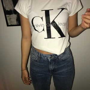 Vit Calvin Klein T-shirt  - Mycket fin calvinklein T-shirt i vit färg som inte riktigt har kommit till användning!