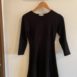 Klänning h&m - Klänning i mycket fint skick, endast använd 1 gång. Storlek xs, passar s. 