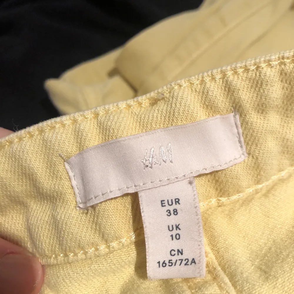 Jättefina gula byxor från HM, köpta för två år sedan men sparsamt använda. Bra skick. Hör av er för fler bilder eller info!! . Jeans & Byxor.