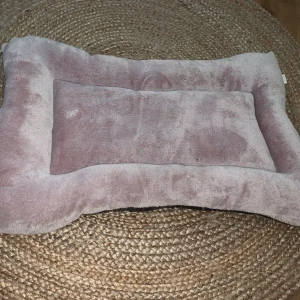 Hundbädd/djurkudde - Helt ny, ljus rosa färg, polyester