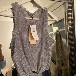 Grå topp - Aldrig använd prislapp kvar 70kr inkl frakt
