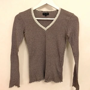 Randig tröja med spets, XS-S - Randig långärmad tröja med spets i kragen. Ljusblå och bruna ränder. Stretchig och mkt söt! Jättemjuk och skön. Fina detaljer i ärm och tröjslut. 100% bomull Strl S  Kan mötas i Stockholm eller skicka mot fraktkostnad! ✨🌸✨ 