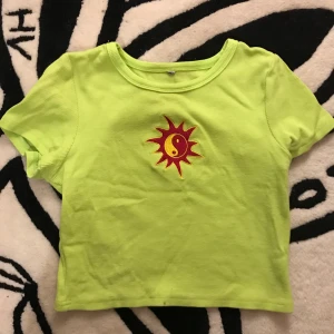 Topp med brodering  - Ljusgrön croptop med broderad ying-yangsymbol. Aldrig använd!  Köparen betalar frakt! Tar Swish 
