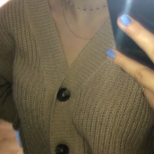 stickad kofta!! - Beige stickad kofta köpt från Gina Tricot. Coola knappar i natur-färger. Väldigt varm och skön!! Den är i storlek S men en oversized modell så kanske större!