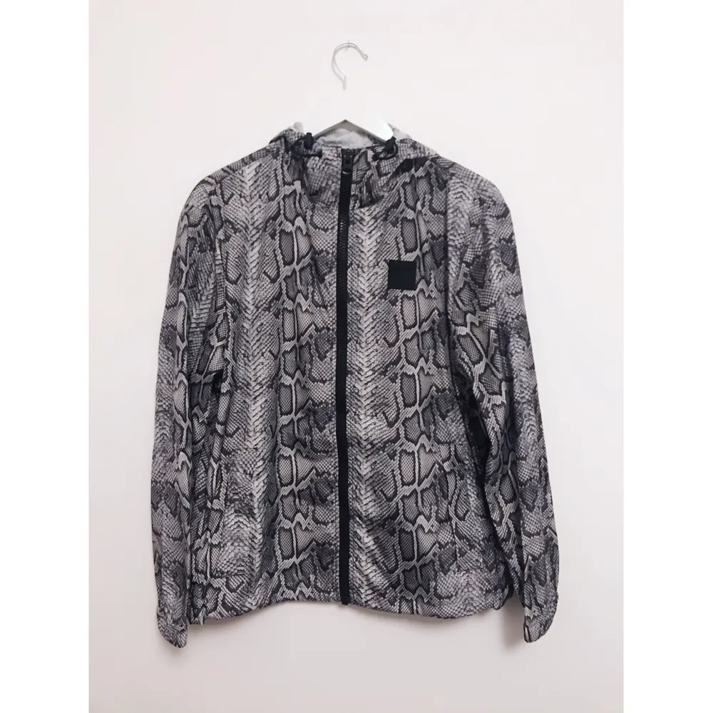 Eytys X H&M hooded windbreaker in snake skin pattern. Size Medium (unisex) and only worn once.. Jackor.