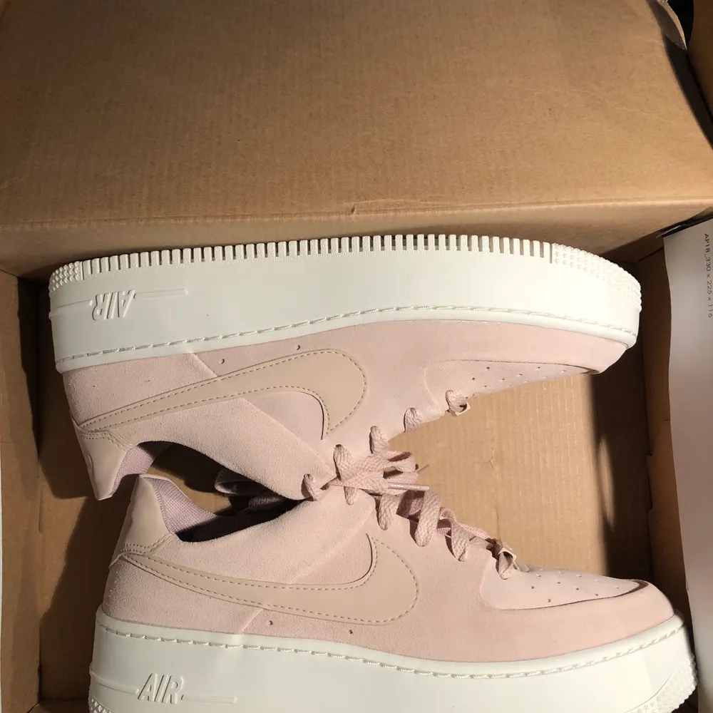 Nike air force 1 helt nya! Säljer pga små på mig. Strl 42 men som 40!! Nypris 1200kr sulan är 27cm. Helt äkta säljer pga att jag fick dem i present och inte kan byta . Skor.