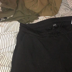 ”Kostymbyxor”, vero moda - Strl S, snygga kostym byxor men ser mer ut som mjukisbyxor. använda ofta men inga hål eller så