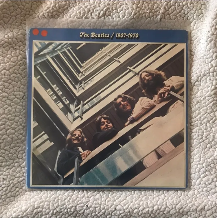 The Beatles - The Blue Album vinyl/LP - 2 LP. Köpt behagnad, har lite repor. Aldrig själv spelat den. ✨. Övrigt.