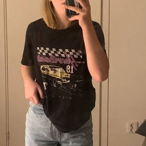 Oversized tisha - En skitsnygg lite oversized T-shirt med tryck! Storlek L men passar xs-m som oversized🖤 Hör av dig om du är intreserad.