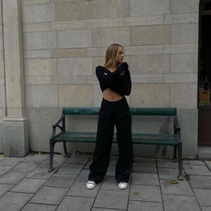 A-dsgn byxor - Säljer A-dsgn trousers på grund av att de tyvärr var för stora, annars jättefin med lapp kvar. Skriv för fler och egna bilder.