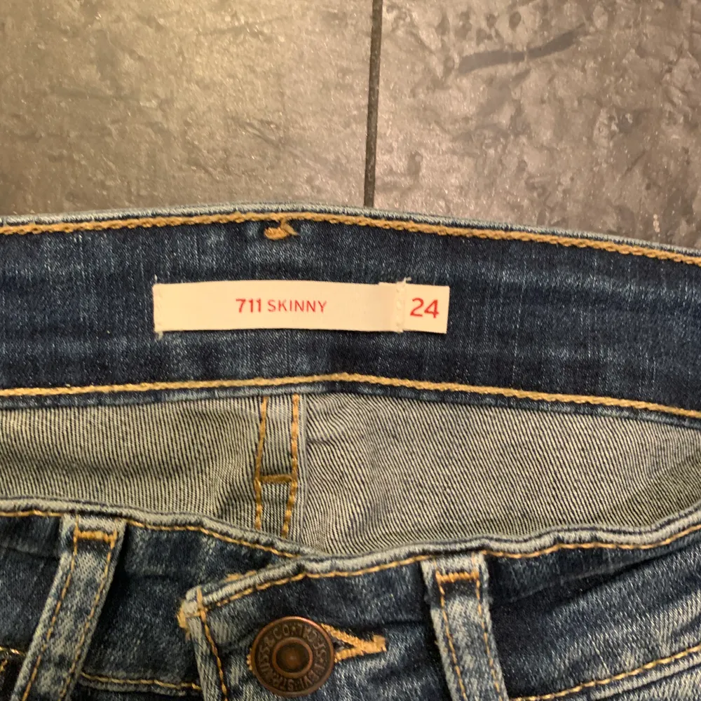 Levis modellen 711 skinny jeans strl 24 bra skick, 250 kr eller bud.. Jeans & Byxor.