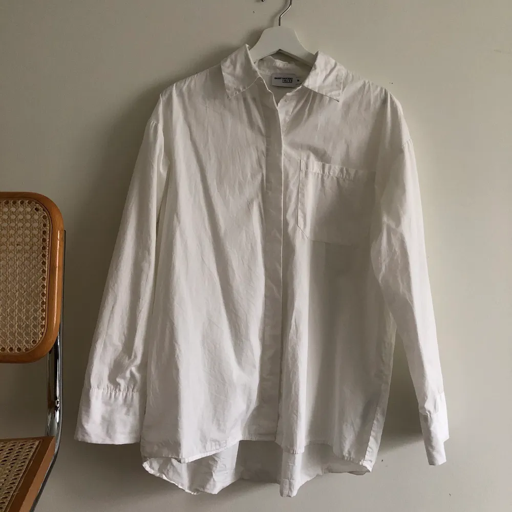 Fin vit skjorta från NA-KD i storlek 38. Oversized i storleken. Nyskick! Säljer då jag aldrig fått användning för den. Kan mötas upp i Malmö, annars står köparen för frakten . Skjortor.