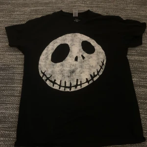 Night before christmas tisha! - As fet tisha med jack skellington från night before christmas tryck! Köpt i somras på punktshop i sthlm för 200kr men används inte 🔥😼