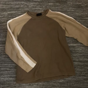 Grön sweater typ - As fin tröja i grönt! En vit rand längs ärmen, as snygg 😁