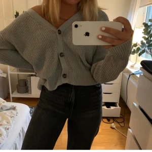 Stickad kofta - Säljer denna stickade kofta i SVART från lager 157👍🏼 jättefint skick💖