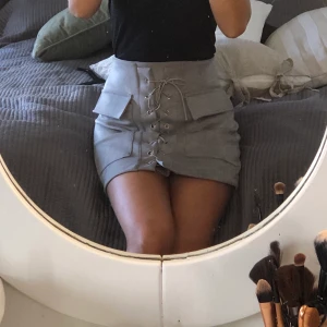 Fest kjol - En kjol jag inte längre använder. Jätteskönt och framförallt snygg! Den är i mockamaterial.