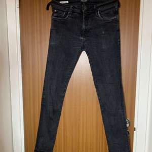 Ett par svarta skinny jeans i storlek 30/32. Bra skick förutom ett litet hål på vänsterlåret. Hålet är bara på utsidan så det går inte igenom hela jeansen. Jag är 180 cm