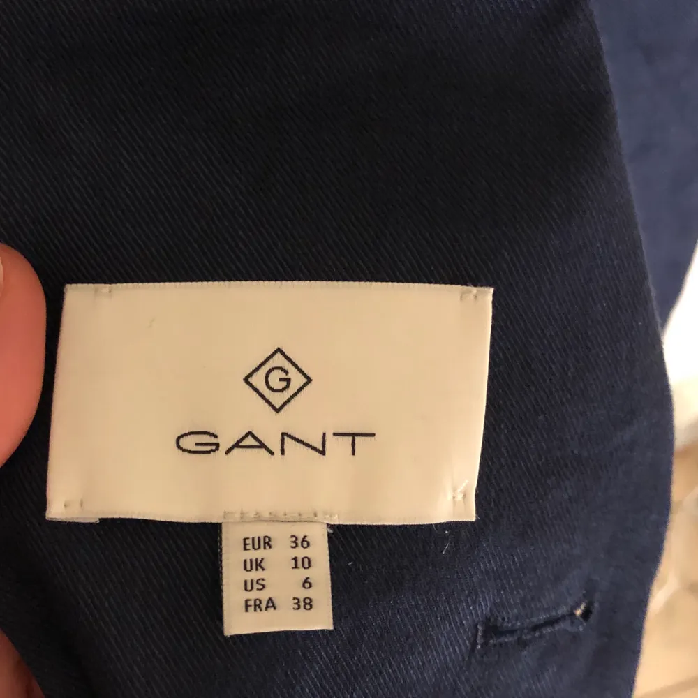 Fin marinblå kavaj från Gant i stl. 36. Har endast använts 1 gång. Köpt för ca 1,5 år sedan. Köparen står för frakt. . Kostymer.
