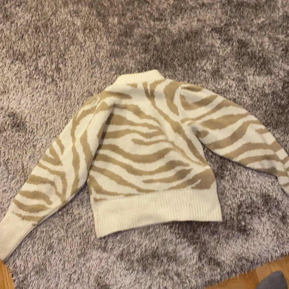 Säljer denna stickade tröja från Gina i storlek S. Den är puffig vid axlarna och väldigt skön o varm. KÖPAREN STÅR FÖR FRAKTEN.. Stickat.