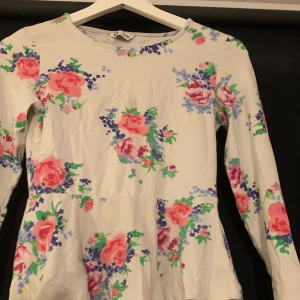 En fin topp/longörmad fintröja  - Det är en longörernas tröja och som en klännings del där nere. Jag älskade den jätte mycket, skriv till mig ifall ni är intresserad 