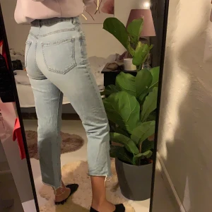 Blåa jeans - Säljer mina korta utsvängda ljus blåa jeans! Köpte dom på lager 157 för ca 1 år sedan o är i bra skick. Har dock ett hål  vid en ficka där bak som man kan de på den sista bilden. Säljer dom för 120 kr. (Jag är 1,69 m o brukar använda storlek 38)