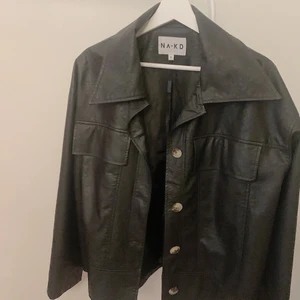 Trendig jacka  - Svart jacka fr NA-KD. Jätte snygg och trendig. Knappt använt. 